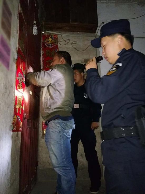 六盘水粗心妈妈误将幼女锁家中 民警全城寻开锁师傅开门